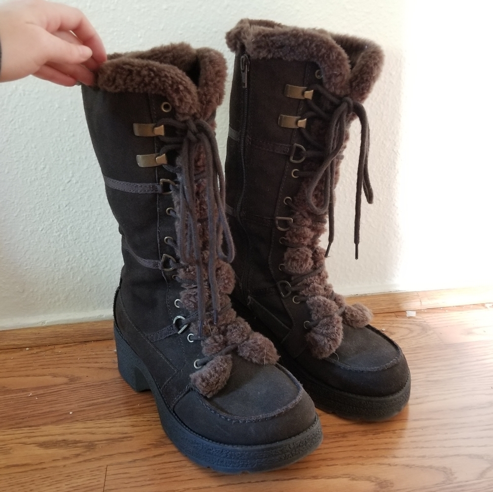 Dark brown boot with fuzzy trim